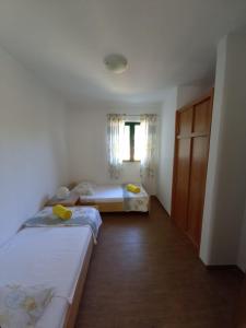 1 Schlafzimmer mit 2 Betten und einem Fenster in der Unterkunft Ozzy in Biograd na Moru