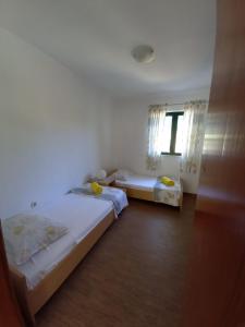1 Schlafzimmer mit 2 Einzelbetten und einem Fenster in der Unterkunft Ozzy in Biograd na Moru