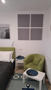 sypialnia z łóżkiem, kanapą i stołem w obiekcie Apartamenty Via Mare w Ustce