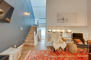 Χώρος καθιστικού στο Chic Angel Fire Condo Walk to Ski Resort!