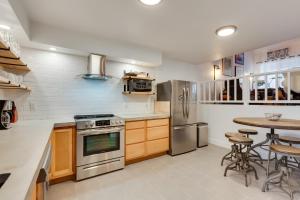 Η κουζίνα ή μικρή κουζίνα στο Chic Angel Fire Condo Walk to Ski Resort!