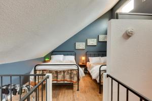 Ένα ή περισσότερα κρεβάτια σε δωμάτιο στο Chic Angel Fire Condo Walk to Ski Resort!