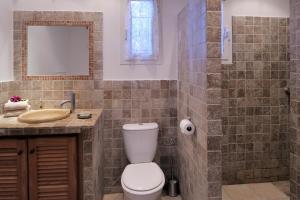 a bathroom with a toilet and a sink at Résidence MARINA SERENA in Porto-Vecchio +13 photos