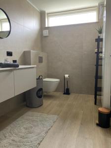Koupelna v ubytování Vakantiewoning De Papendaler + 26 fotografií