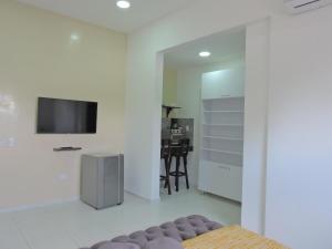 a living room with a tv and a couch at Apartahotel Baq Suite 44 in Barranquilla