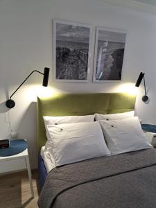 ein Schlafzimmer mit einem Bett mit zwei Bildern an der Wand in der Unterkunft Apartamenty Via Mare in Ustka