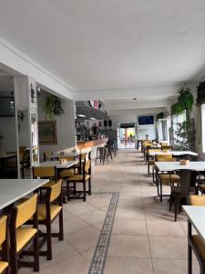 擻莫的住宿－Hostería Somo，空的饭厅,配有桌椅