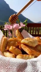 Una ciotola di patatine fritte con una spruzzata di miele di Driti GH Nderlysa a Shkodër