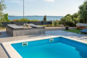 una piscina nel cortile di una casa di Private Holiday Resort Lumianni - 2 Houses a Kaštela (Castelli)