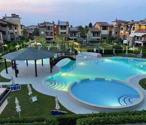 une grande piscine au milieu d'un complexe dans l'établissement Apartment baglio degli ulivi, à Sirmione