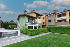 a view of a house with a yard at Apartment baglio degli ulivi in Sirmione