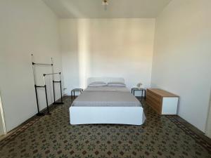 1 dormitorio con 1 cama y suelo de madera en Palazzo Storico Mileto, en Mileto