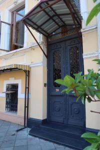 uma porta azul do lado de um edifício em Wonderer House in Batumi's Old City em Batumi
