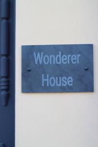 um sinal que lê a Casa Maravilha num edifício em Wonderer House in Batumi's Old City em Batumi