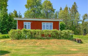 een klein rood huis midden in een tuin bij Holiday Home Nässjö Nässjö in Nässjö