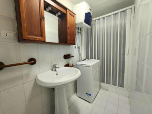 uma pequena casa de banho com lavatório e WC em Homiday - La Casa di Nonno Baffo em Silvi Paese