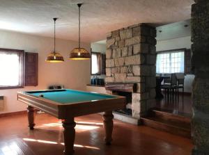 - Sala de estar con mesa de billar y chimenea de piedra en Casa Mata da Ribeira, en Barcelos