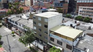 widok na miasto z budynkami w obiekcie Apartaestudios Amoblados Galerías w mieście Bogota
