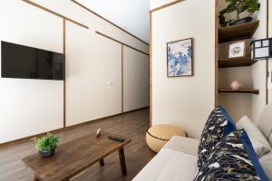 een woonkamer met een bank en een tafel bij Apartamento boutique estilo Japonés en El Grao Valencia in Valencia
