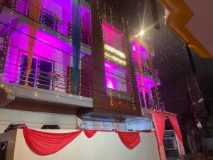 budynek z różowymi światłami na boku w obiekcie ANNPURNA RESIDENCY w mieście Datia