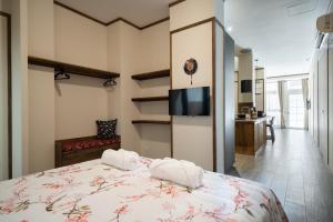 een slaapkamer met een bed met 2 kussens erop bij Apartamento boutique estilo Japonés en El Grao Valencia in Valencia