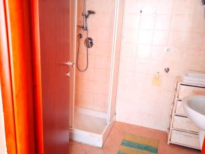 uma casa de banho com um chuveiro e um lavatório. em Casa Amalia em Boario Terme
