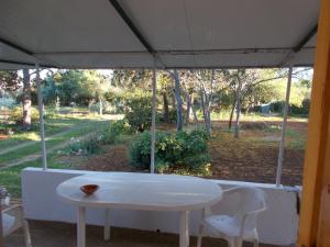 einen weißen Tisch und zwei Stühle unter einem Zelt in der Unterkunft Casa Fonte in Santo Estêvão