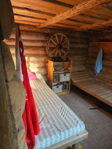 Habitación con cama en una cabaña de madera en Elimaa-Lepiku, en Hõbesalu