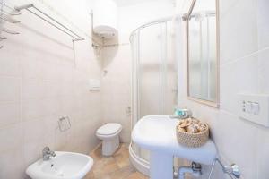 プロッキオにあるGli Oleandri di Procchioの洗面台とトイレを備えた白いバスルーム +21枚の写真