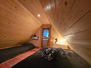 Habitación con cama en habitación de madera en Elimaa-Lepiku, en Hõbesalu