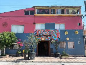 um edifício colorido com graffiti em Hospedaje Barato Mi Casita de Colores em Tijuana