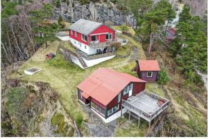 une vue aérienne sur une maison avec un toit rouge dans l'établissement Hardangerfjord view 1, à Kvam