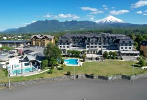 uma vista aérea de um resort com uma montanha ao fundo em Apart Enjoy Pucón em Pucón