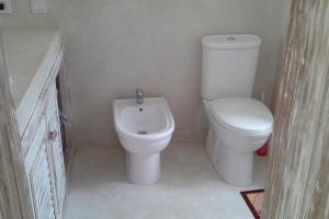 een kleine badkamer met een toilet en een bidet bij Swordfish Villas Samaki House (n.4) in Malindi