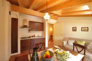 cocina y sala de estar con mesa en Le camere di Virgilio, en Monzambano