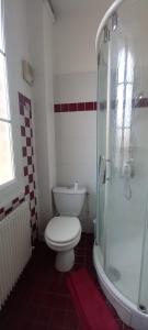 a bathroom with a toilet and a glass shower at Villa Capucine - Maison de ville avec jardin dans Vernon-Giverny, proche des transports et de la gare in Vernon