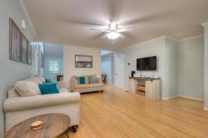 una sala de estar con un sofá y una mesa en Livin' The Dream, en Oak Island