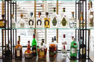 The Hotel Paisano في مارفا: مجموعة من زجاجات الكحول على رف