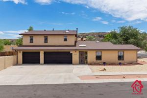 uma casa com duas portas de garagem numa garagem em Casa Bonita - An Irvie Home em Albuquerque