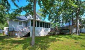 Casa blanca con porche y terraza en Livin' The Dream, en Oak Island