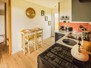 uma cozinha com um fogão e uma bancada em Waters Edge - Uk44426 em Donyatt