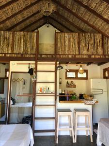 Habitación con litera, mesa y 2 taburetes en Tribu Chales Atins en Atins