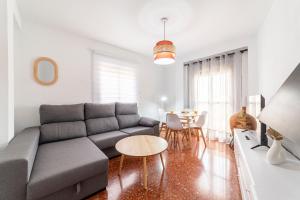 sala de estar con sofá y mesa en Trendy Homes Zapillo I - Playa a 5 minutos andando en Almería
