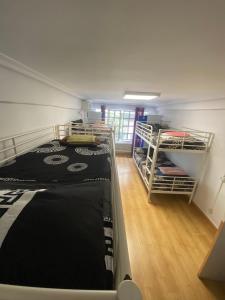 馬德里的住宿－Hostal Madrid Paradise，一间卧室配有两张双层床。