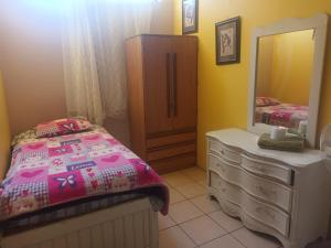 Postel nebo postele na pokoji v ubytování Hospedaje Barato Mi Casita de Colores