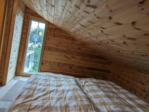 ein großes Bett in einem Zimmer mit einer Holzwand in der Unterkunft Hardangerfjord view 2 in Kvam