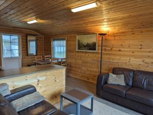 uma sala de estar com um sofá e uma mesa em Hardangerfjord view 2 em Kvam