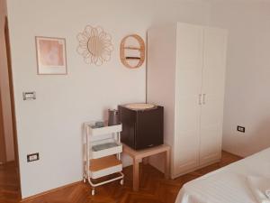 una camera da letto con TV su un tavolo accanto a un armadio di Guests house DaLi a Rovigno (Rovinj)