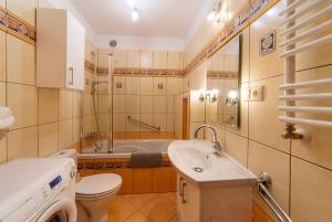 Kúpeľňa v ubytovaní Karpacz4you - Apartamenty - Parking - WAKACJE w Górach 2025 - SKALNY STÓŁ 2,4 h