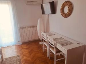 羅維尼的住宿－Guests house DaLi，白色的餐桌、椅子和灯